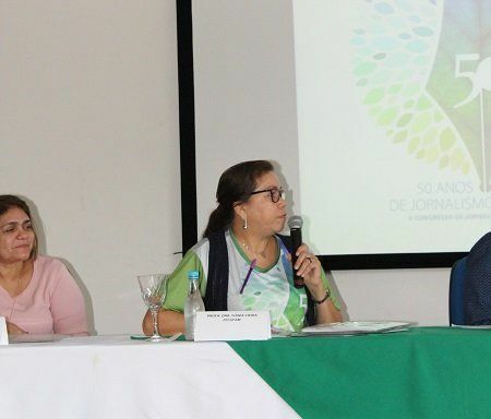 A professora Ivânia Vieira foi a mediadora do debate