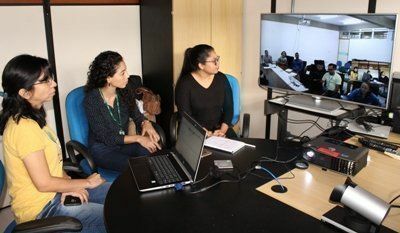 Servidoras do Daest Adriana Brito, Waldriane Silva e Rayanne Pacheco em videoconferência com servidores do ISB