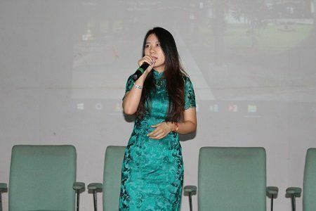 Solenidade de inauguração contou com apresentações culturais. Na foto, Jieqiona Lyu (Estela), que será uma das professoras de Mandarim na Ufam canta a música chinesa "Memórias perdidas"