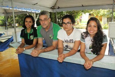 Estudantes e tutor do PET de Engenharia Florestal  Suzane Melo, tutor Alberto Pinto, Savanah Franco e Kamille Vieira