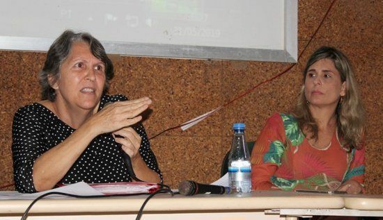 Professora Rosa Helena proferiu palestra no Forumdir regional, observada pela diretora da Faced Silvia Cristina Conde