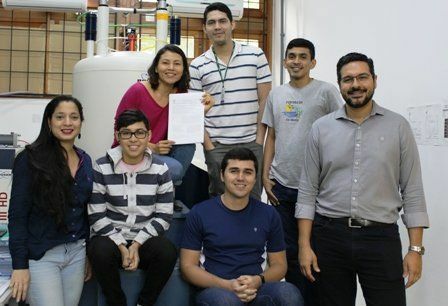 Andrezza, de rosa, professor Marcos Machado, em pé, e os demais membros do grupo de pesquisa Nequima no NMRLab