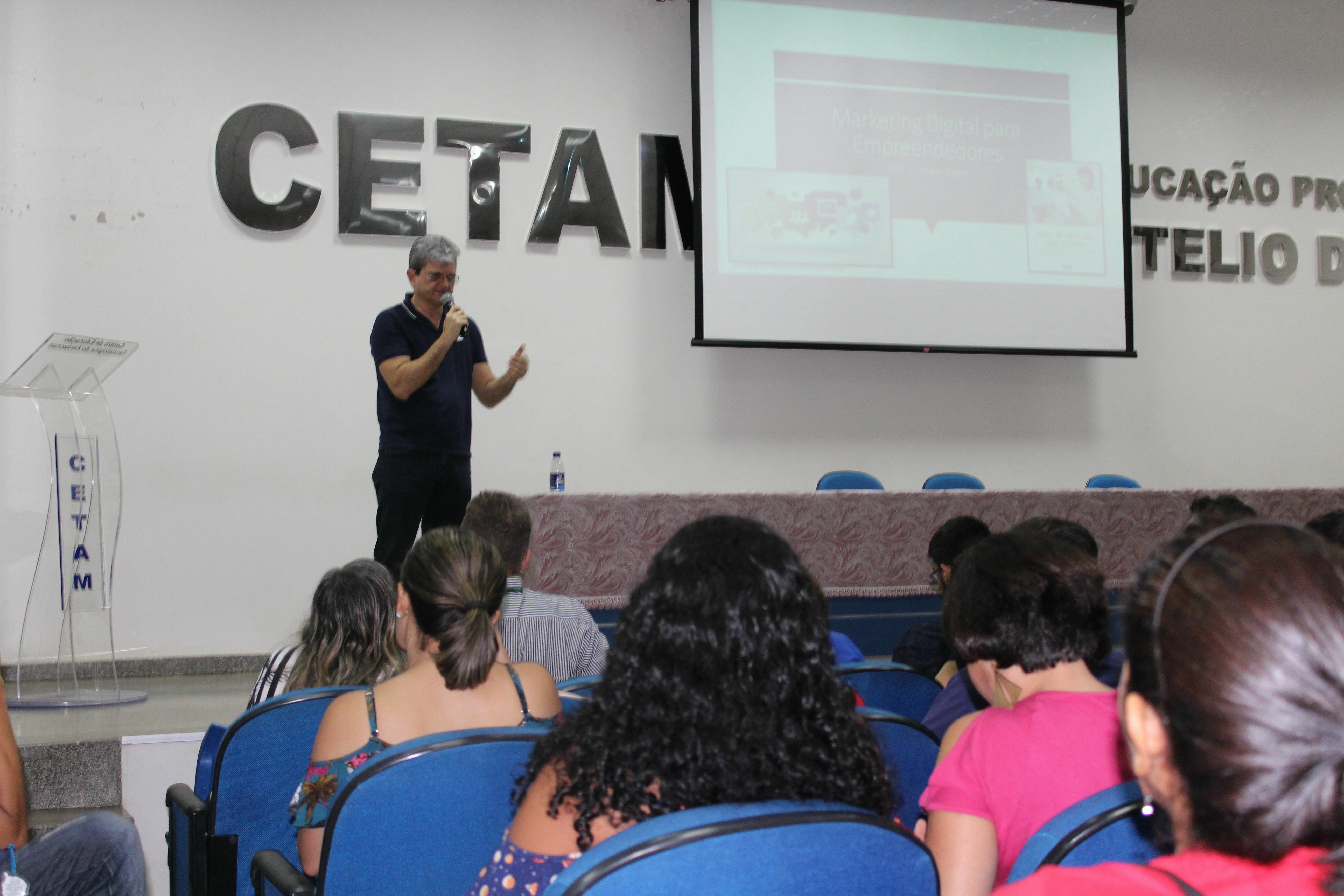 Professor Afrânio Soares foi um dos palestrantes com o tema 'Marketing digital para empreendedores'