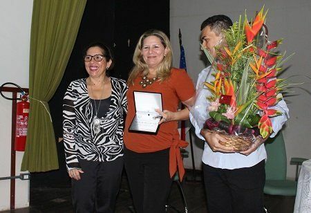 Professora Célia Carvalho, ao centro, recebeu placa de homenagem de alunos, professores e corpo administrativo do curso de Relações Públicas