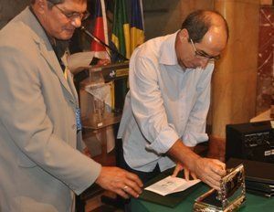 Ronaldo Evangelista e professor Hedinaldo Lima obliterando o selo
