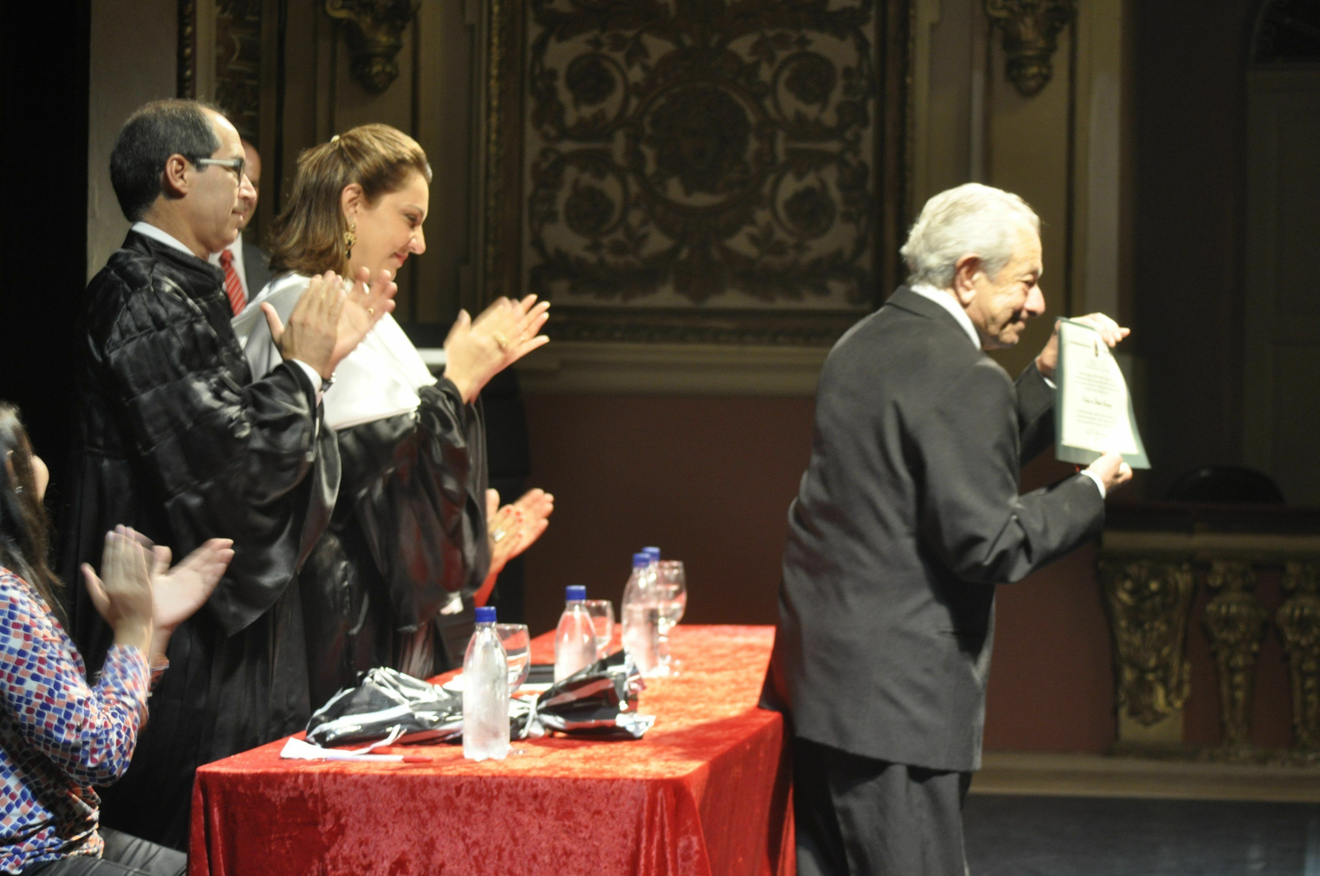 Maestro recebe certificado da reitora, professora Márcia Perales