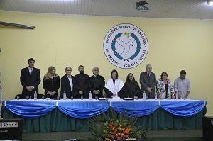 Componentes da mesa de honra da solenidade acadêmica