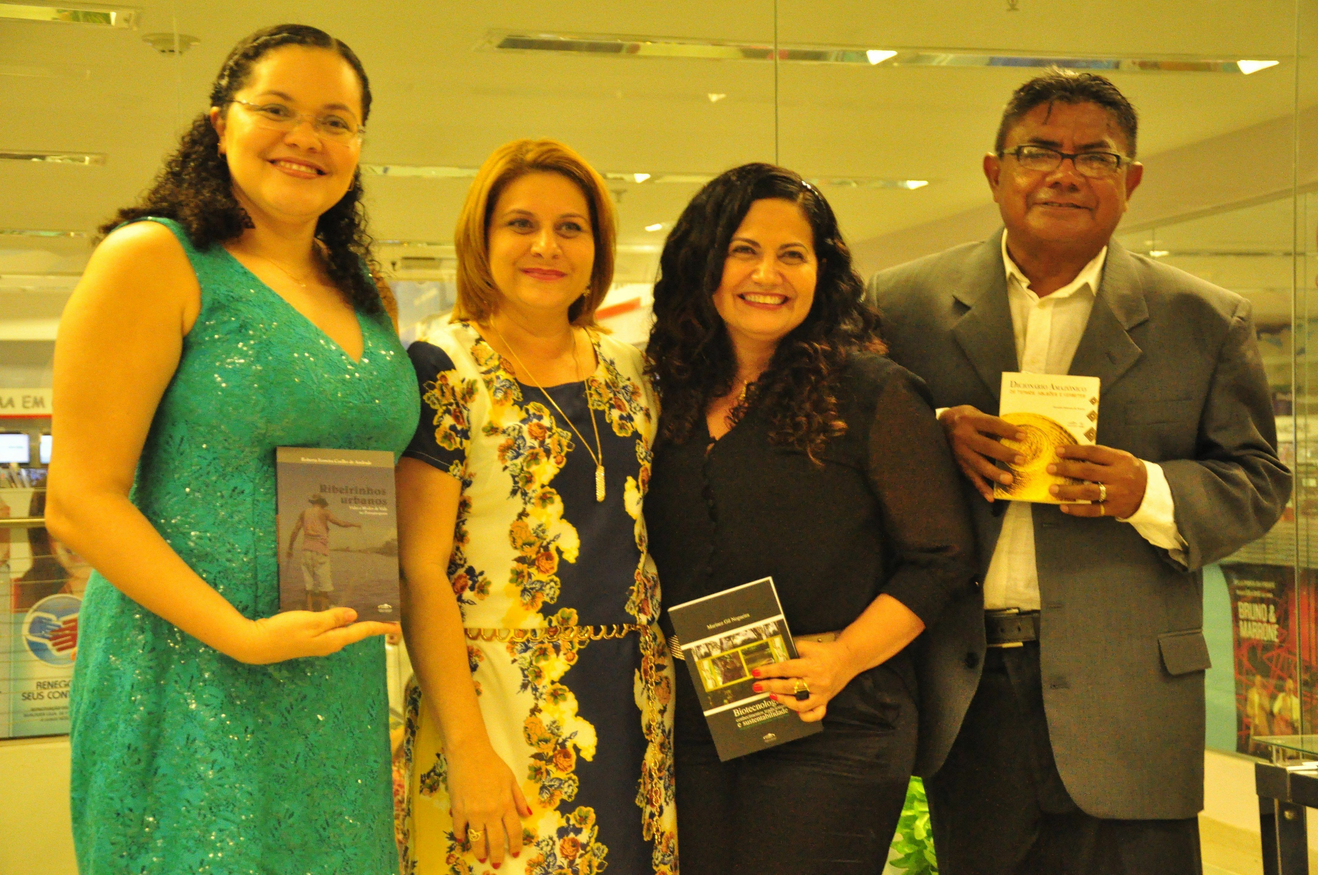Professora Suely Moraes (diretora da Edua) e os autores