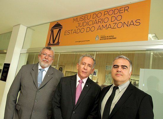 O presidente do TJ (C) e o idealizador do projeto, juiz Adalberto Carim (D)