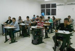 Estudantes participam do curso em sala de aula do ICET