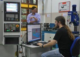 O uso de computador permite que se criem peças mais complexas na máquina Centro de Usinagem CNC