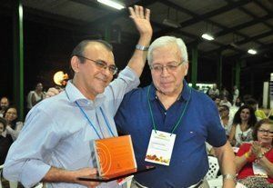 Professor Walmir de Albuquerque recebendo o prêmio das mãos  de José Marques de Melo