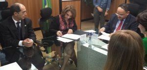 Professora Márcia Perales assina o termo de posse perante o Secretário Executivo do MEC, Henrique Paim