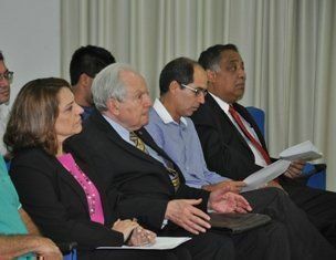 Da esquerda para a direita, reitora Márcia Perales, Bernardo Cabral, vice-reitor Hedinaldo Lima e diretor da FD Sebastião Marcelice