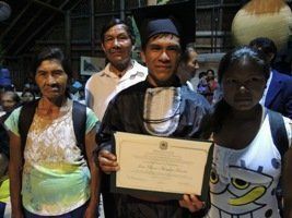 Estudante indígena expõe diploma para foto