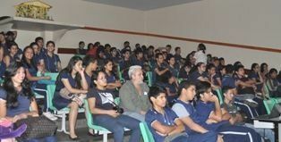 Estudantes assistem ao documentário sobre a exploração da Amazônia