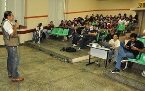 Rogelio Casado  fala aos alunos antes da exibição de seu filme