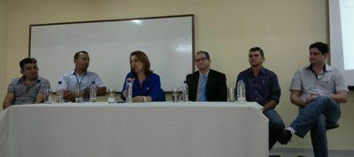 Junto de professores do Instituto, a reitora da Ufam, professora Márcia Perales, participou da aula magna