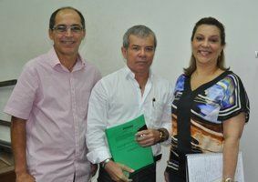 Doutor Rubens Júnior, ao centro, com vice-reitor e reitora