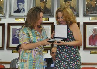 Reitora entrega placa em homenagem à professora Nídia Sá