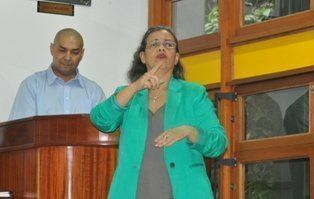 Professora Ana Regina Campello, presidente da FENEIS