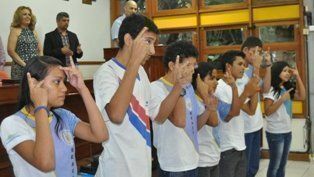 Estudantes surdos entoam o Hino Nacional em Libras