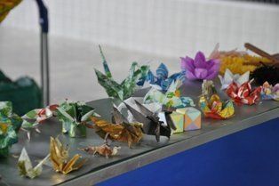 Origamis e outros produtos de economia criativa estão à disposição durante o Fórum
