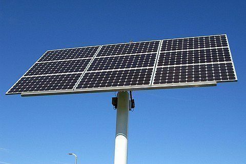 Placa fotovoltaica usada para captação de energia solar é uma das fontes renováveis de energia, exemplo de aplicação da nanotecnologia