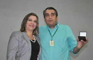 Marco Antonio recebe medalha das mãos da reitora