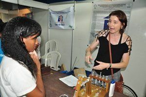 Coordenadora da Casa da Física explicando experimento 