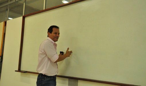 Prefeito do Campus, professor Atlas Bacellar, coordena as frentes de serviço na Universidade