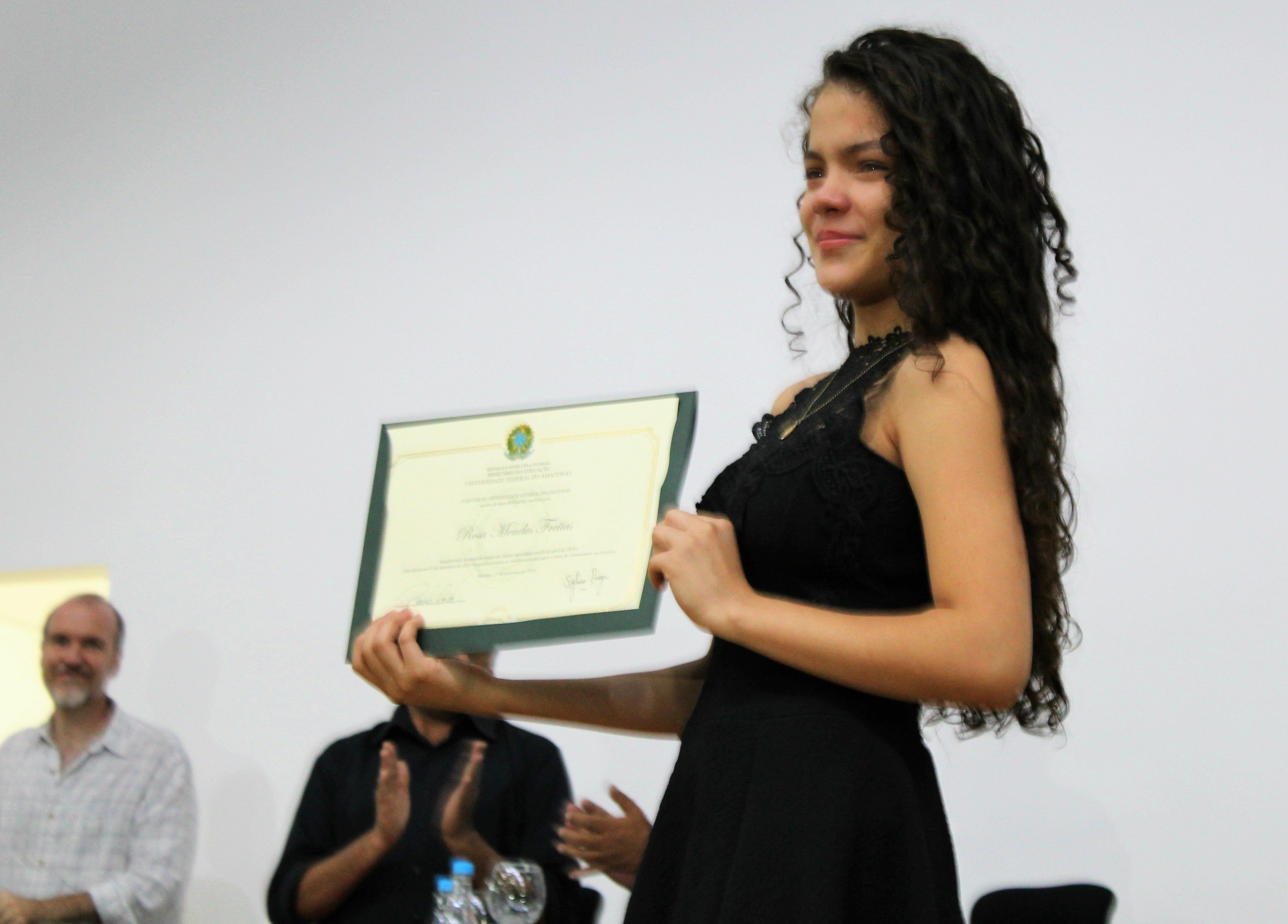 Samanta Mendes Freitas recebeu o certificado de integralização de créditos de sua avó, Rosa Mendes Freitas, do curso de História, falecida no dia 7 de dezembro de 2018. 